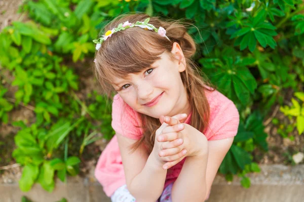 Outdoor Portret van een schattig klein meisje — Stockfoto