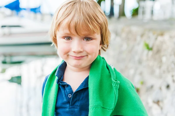 Gros plan portrait d'un mignon petit garçon — Photo