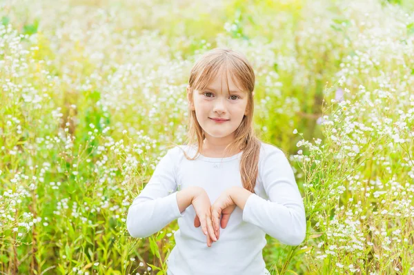 Portrait extérieur d'une mignonne petite fille — Photo