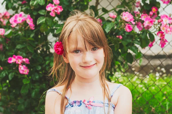 Outdoor Portret van een schattig klein meisje — Stockfoto