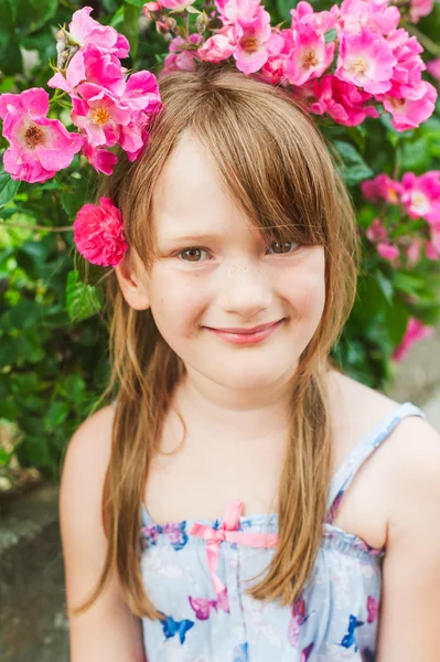 かわいい女の子の屋外のポートレート — ストック写真
