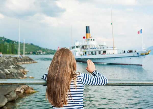 Carina bambina accoglie una barca a vela — Foto Stock