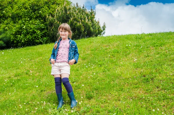 Söt liten flicka att ha kul utomhus på en fin sommardag — Stockfoto
