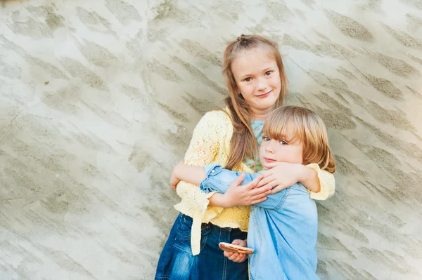 Outdoor portrait of adorable kids hugging each other — Stock Photo, Image