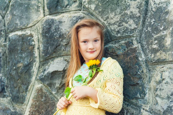 Outdoor portrait of a cute little girl of 7 years old with sunflower — Stock Photo, Image