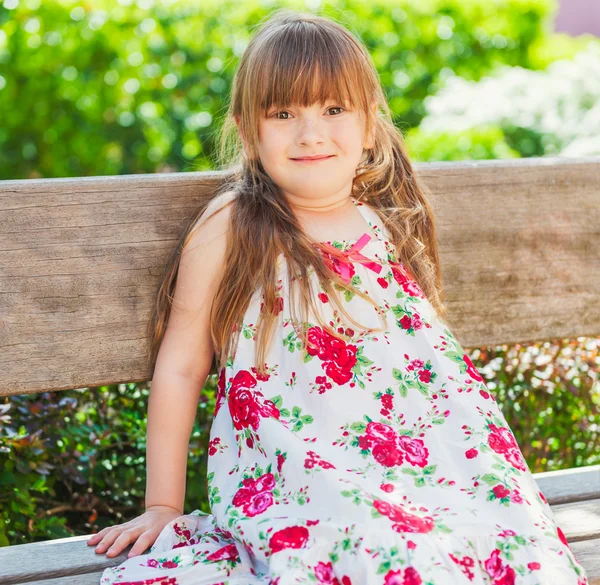 Retrato de verão de uma menina bonito descansando em um banco em um dia muito quente — Fotografia de Stock