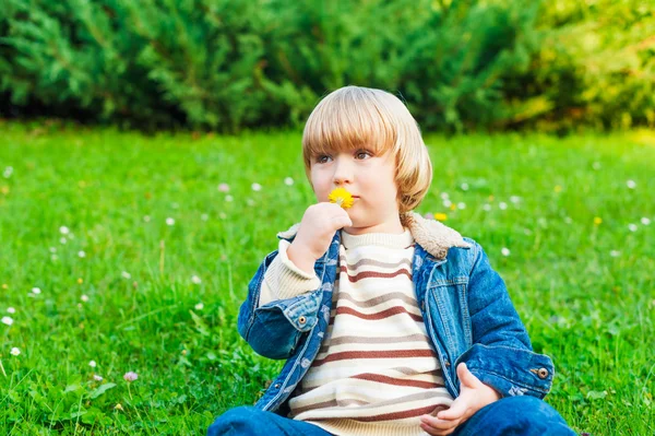 Schattig jongetje spelen buiten — Stockfoto