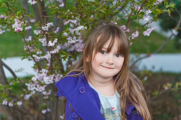 Voorjaar portret van schattig klein meisje van 4 jaar oud — Stockfoto