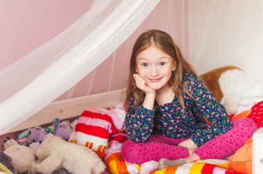 sevimli küçük bir kız odasında iç portresi