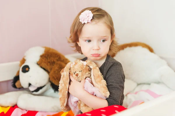 Interieur portret van een schattige peuter meisje in haar kamer — Stockfoto