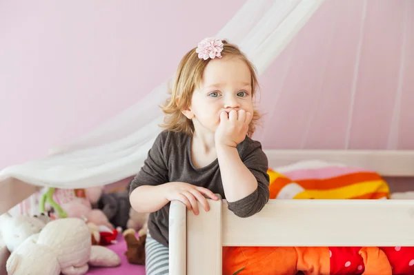 Інтер'єрний портрет милої дівчинки-малятка в її кімнаті — стокове фото