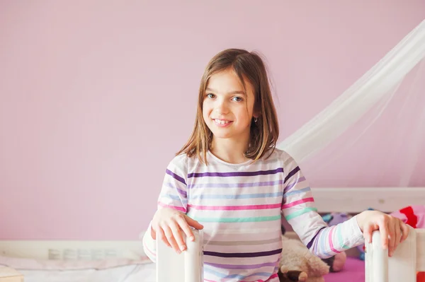 Interior retrato de uma menina bonita em seu quarto — Fotografia de Stock