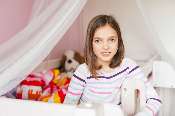 Interieur portret van een schattig klein meisje in haar kamer — Stockfoto