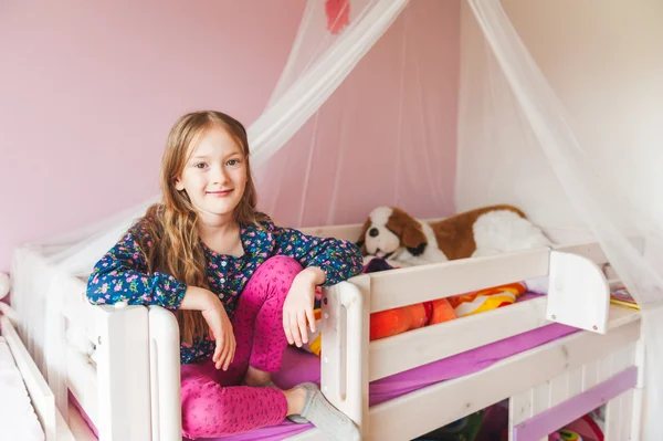 Interior retrato de uma menina bonita em seu quarto — Fotografia de Stock