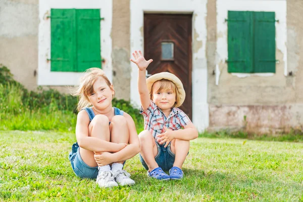 Schattige kinderen rust in een landelijke — Stockfoto