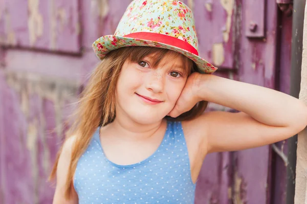 Ritratto estivo di una bambina carina con un cappello colorato — Foto Stock