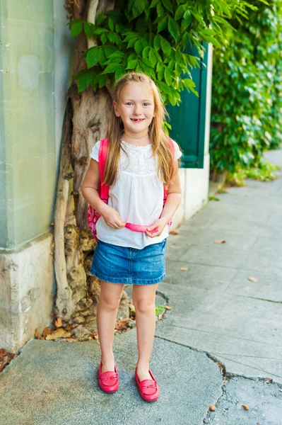 Adorable little girl walking on the street, wearing bright red shoes and backpack — Stock Photo, Image