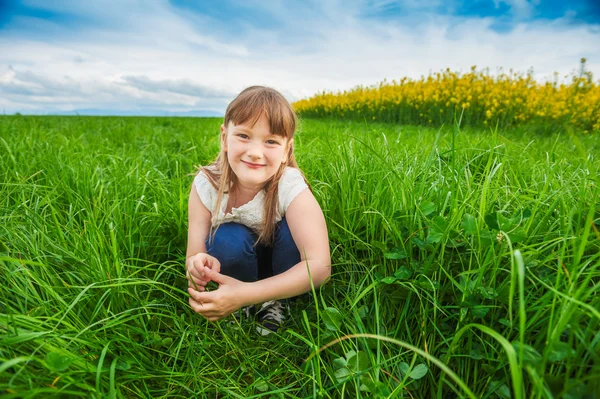 Außenporträt eines niedlichen kleinen Mädchens in einer Landschaft — Stockfoto