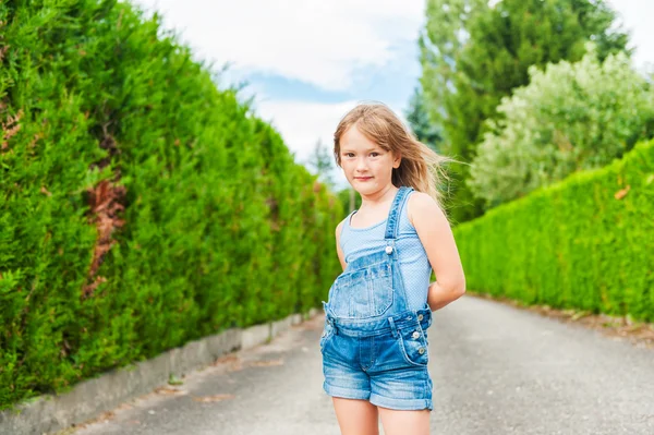 Ritratto estivo di una bambina carina di sette anni — Foto Stock