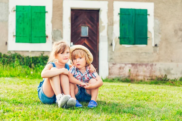 Bedårande barn vilar i en landsbygd — Stockfoto