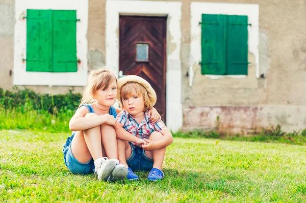 Adorables niños descansando en un campo —  Fotos de Stock