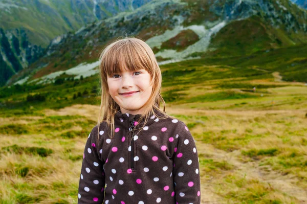 Bliska portret ładny małej dziewczynki piesze wycieczki w góry, na sobie ciepły Polar — Zdjęcie stockowe