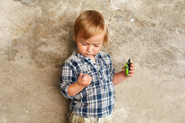 Carino bambino ragazzo giocare con giocattolo auto all'aperto — Foto Stock