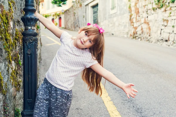 Adorable niña jugando al aire libre en un bonito día de verano —  Fotos de Stock