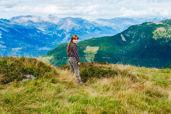 Αξιολάτρευτο κοριτσάκι στην κορυφή του βουνού, εξετάζοντας την καταπληκτική κοιλάδα — Φωτογραφία Αρχείου
