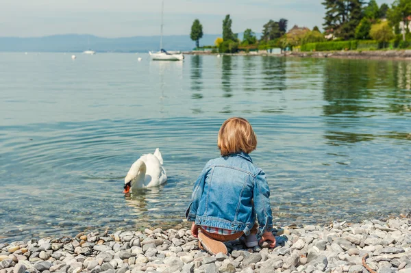 Chłopak ładny maluch gry na świeżym powietrzu nad jeziorem — Zdjęcie stockowe