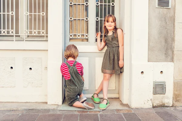 Crianças bonitas brincando ao ar livre, vestindo roupas de cor cáqui — Fotografia de Stock