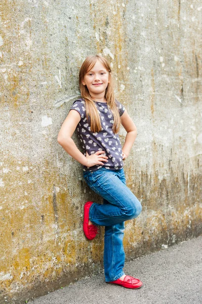 Outdoor Portret van een schattig klein meisje dragen rode mocassins — Stockfoto