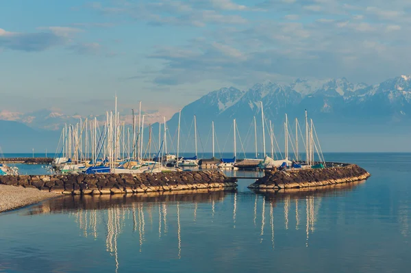 Liten hamn med många båtar på solnedgången, Lake Geneva, Schweiz — Stockfoto