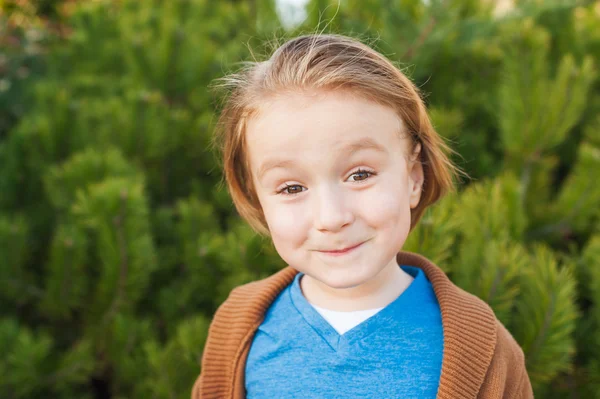 Utomhus närbild porträtt av bedårande liten blond pojke på 4 år med frisyr och söta leende på hans ansikte — Stockfoto