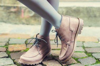 Çocuğun ayakları üzerinde bej çizme yakın çekim