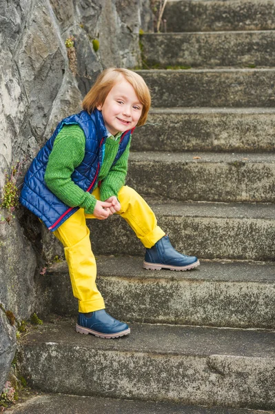 Retrato de moda de um menino loiro bonito, vestindo roupas coloridas — Fotografia de Stock