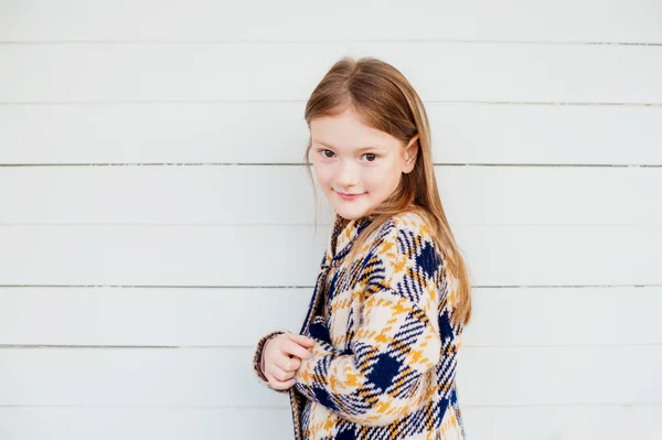 一个可爱的小女孩，穿着温暖的黄色格子衫的室外肖像 — 图库照片