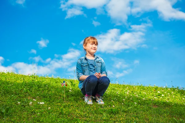 Latem portret cute dziewczynka gra na zewnątrz — Zdjęcie stockowe