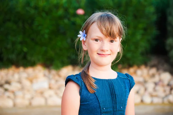 Bliska portret ładny małej dziewczynki — Zdjęcie stockowe