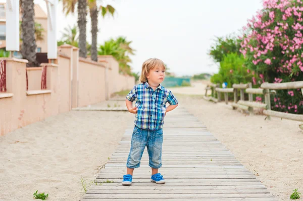 Открытый портрет милого маленького мальчика в клетчатой голубой рубашке — стоковое фото