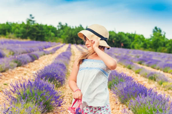 Lavanta alanında, Provence, Fransa oynayan bir şapka sevimli küçük kız portresi — Stok fotoğraf
