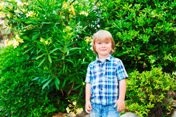 Outdoor Portret van een schattige kleine jongen, het dragen van geruite blauw shirt — Stockfoto