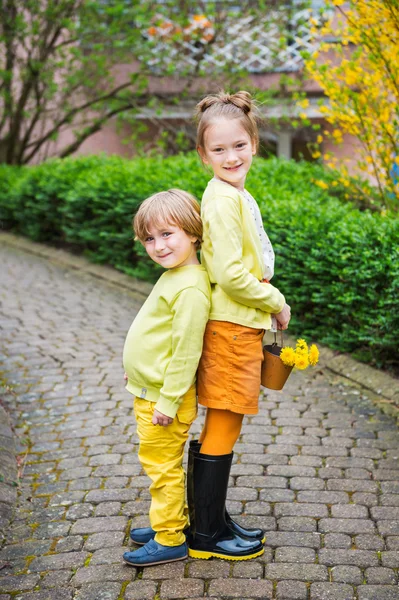 Retrato al aire libre de adorables niños de moda, con ropa amarilla —  Fotos de Stock