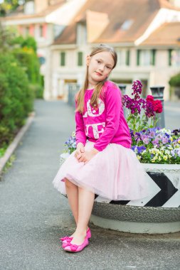 Moda portre parlak pembe giyen sevimli küçük bir kızın 7 yıl eski, tepe, tutu etek ve balerin ayakkabıları