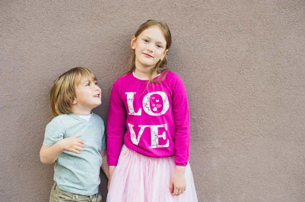 Outdoor Portret van schattige kinderen, klein meisje en jongen — Stockfoto