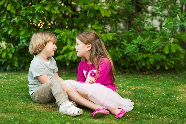 Rozkošné děti spolu hráli venku — Stock fotografie