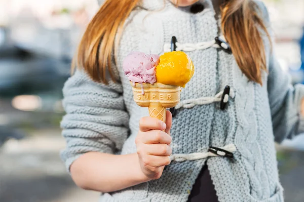 Gelado duplo na mão da criança — Fotografia de Stock