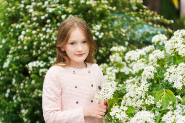 Bahar portre sevimli küçük bir kız