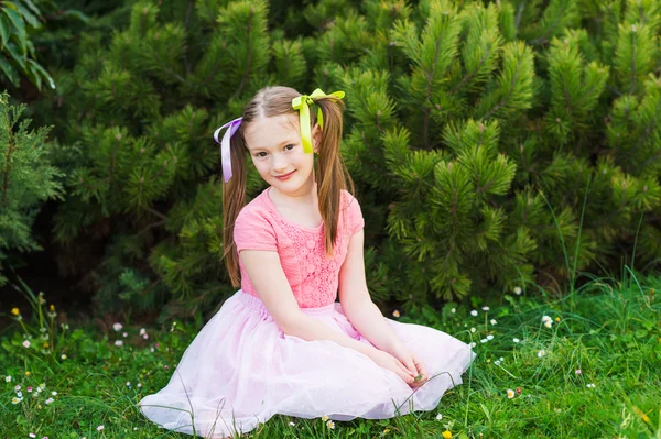 Retrato al aire libre de una linda niña con coletas —  Fotos de Stock