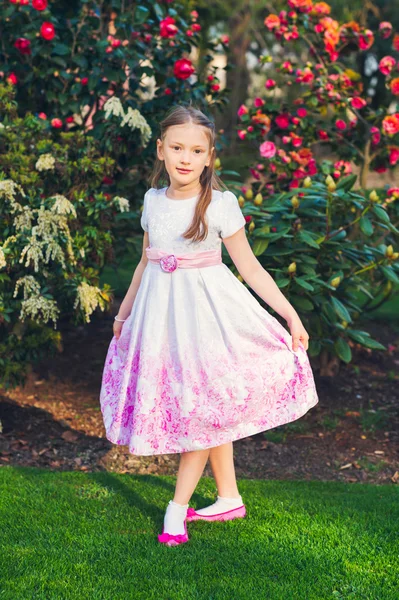 Kültéri függőleges portré egy aranyos kislány, rajta gyönyörű Koszorúslány ruha, tónusú képek — Stock Fotó